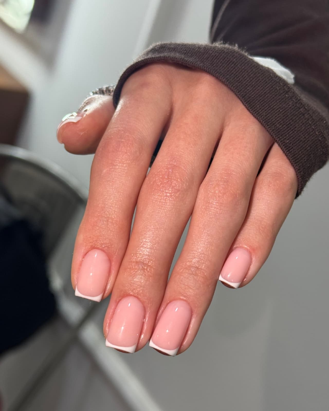 Салон краси OMI Львів — манікюр, педикюр, брови, масаж, роботи майстрів